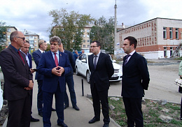 Депутаты Законодательного собрания Челябинской области Александр Журавлев и Александр Мотовилов ознакомились с ходом исполнения работ по программе «ЖКХ и городская среда» в Чебаркуле.